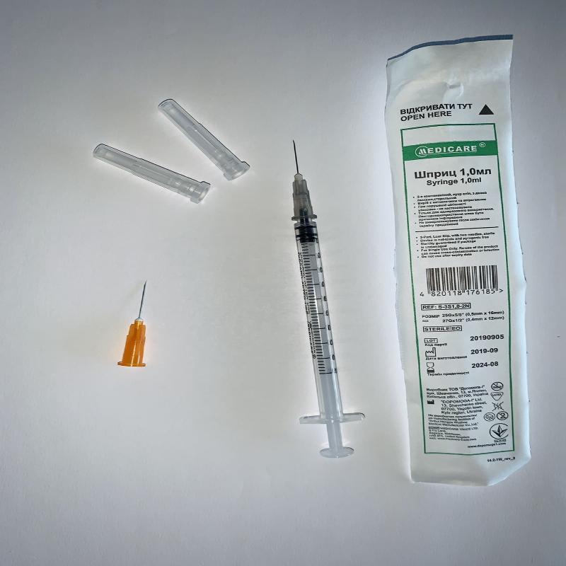 Шприц ін'єкційний "Medicare", луєр сліп, 1,0 мл (3-х компонентний, з двома голками 0,5 x 13мм (25Gх1/2"/0,3 х 9 мм (30Gх3/8"))